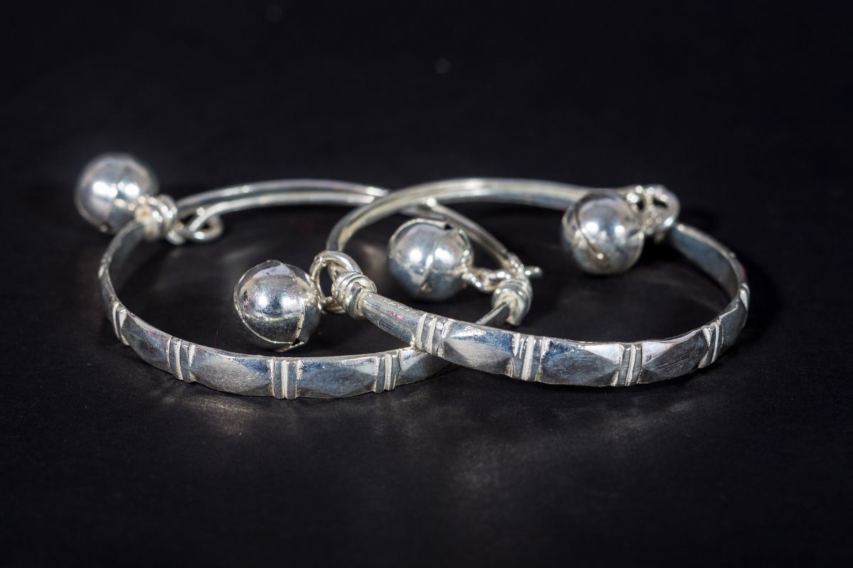 लहान बाळाला चांदीचे दागिने घालण्याचे फायदे