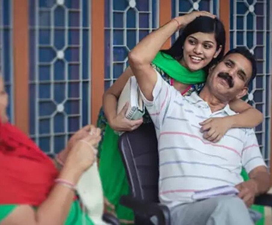 अर्थ मंत्रालयाने जारी केलेल्या अधिसूचनेनुसार, महिला सन्मान बचत प्रमाणपत्र योजनेत महिलांना केवळ दोन वर्षांच्या डिपॉझिटवर 7.5 टक्के व्याज मिळेल. या स्किमच्या डिटेल्सनुसार, यामध्ये केवळ महिलाच अकाउंट ओपन करु शकता. तसंच पालक अल्पवयीन मुलीच्या नावाने हे अकाउंट उघडू शकतात. 