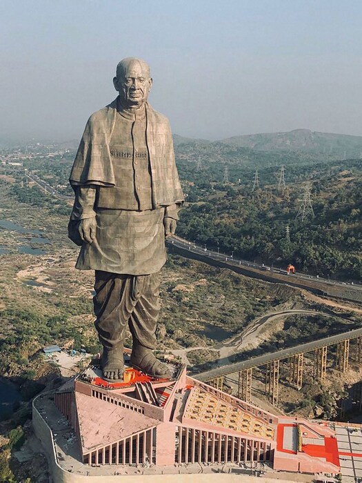 1/10 : नर्मदा सरोवर धरणाजवळ असलेला सरदार वल्लभभाई पटेल यांचा पुतळा आज गुजरात राज्यातलं महत्त्वाचं आकर्षण बनला आहे. हा पुतळा 597 फूट उंचीचा आहे. अमेरिकेतल्या 'स्टॅच्यू ऑफ लिबर्टी'पेक्षाही हा 'स्टॅच्यू ऑफ युनिटी' उंच आहे.