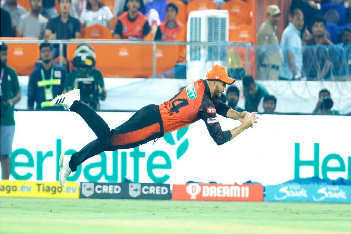 सनरायजर्सचा कर्णधार झाला सुपरमॅन, सूर्याचा कॅच पकडण्यासाठी घेतली अशी झेप, Video