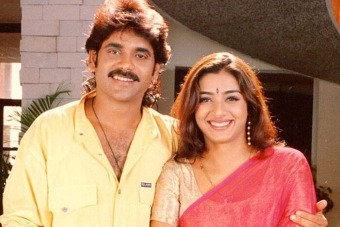  अभिनेत्री तब्बूने देखील आधी साऊथ सिनेमात आपली ओळख बनवली होती. तब्बूने आजवर लग्न केलेलं नाही. ती आजही सिंगल आहे.