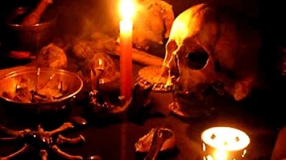 स्मशानभूमीत दफन केलेल्या महिलेवर मध्यरात्री तांत्रिक विधी, अन् पूर्ण गावात घडलं…