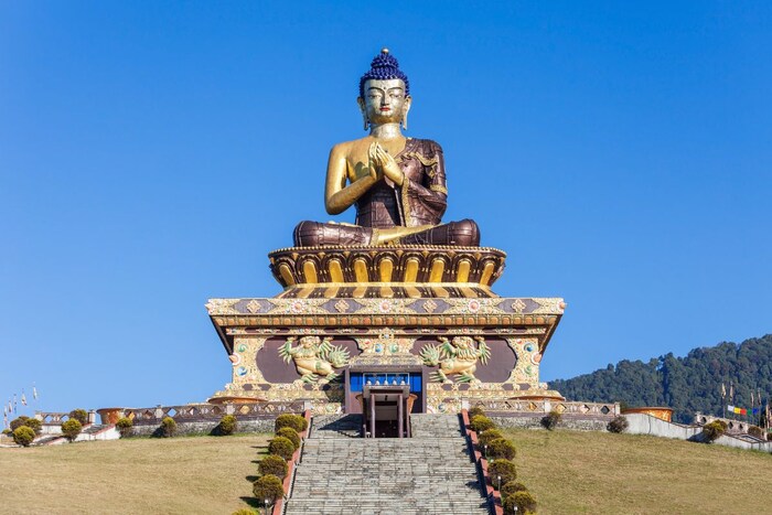 9/10 : सिक्कीम राज्यामध्ये गौतम बुद्धांचा एक सुंदर पुतळा आहे. तथागत त्साल म्हणून ओळखल्या जाणाऱ्या रावंगळ इथल्या बुद्ध पार्कमध्ये हा पुतळा आहे. त्याची उंची 128 फूट आहे.
