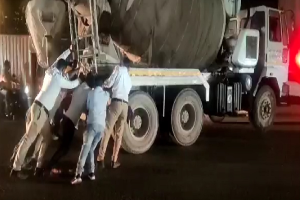 दे धक्का! ट्रॅफिक पोलिसांनी बंद पडलेल्या ट्रकला दिला धक्का, पाहा VIDEO