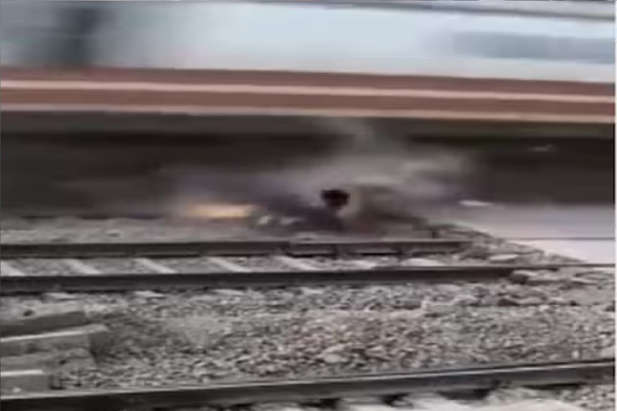 रेल्वेने बाईकला उडवलं.