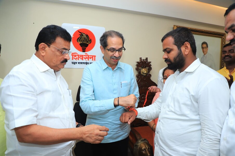 भाजपच्या युवा मोर्चाच्या पदाधिकाऱ्यांचा आपल्या शेकडो कार्यकर्त्यांसह शिवसेना उद्धव बाळासाहेब ठाकरे पक्षात जाहीर प्रवेश केला आहे.