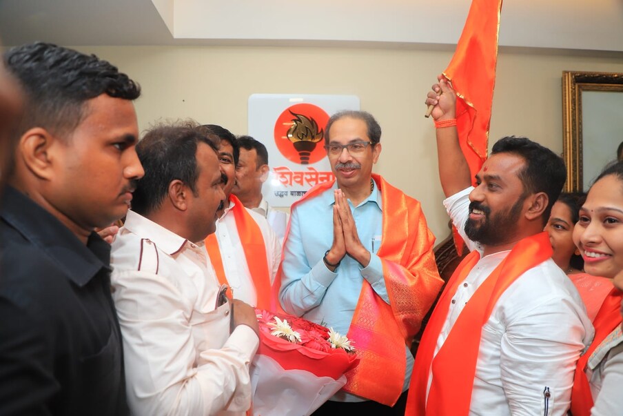 भाजपच्या युवा मोर्चाच्या पदाधिकाऱ्यांचा आपल्या शेकडो कार्यकर्त्यांसह शिवसेना उद्धव बाळासाहेब ठाकरे पक्षात जाहीर प्रवेश केल्याने भाजपला ठाण्यात मोठी खिंडार पडली आहे.