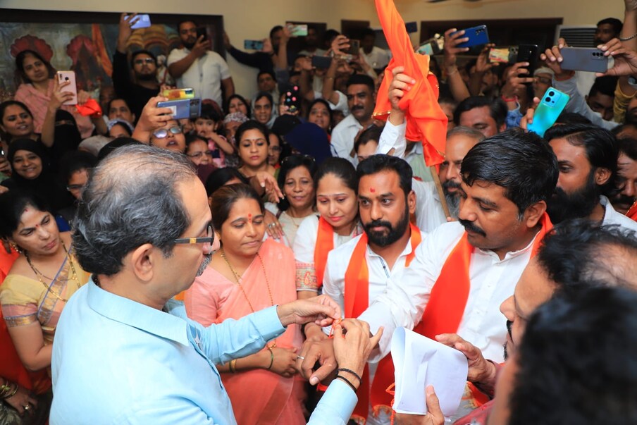 भाजपच्या युवा मोर्चाच्या पदाधिकाऱ्यांचा आपल्या शेकडो कार्यकर्त्यांसह शिवसेना उद्धव बाळासाहेब ठाकरे पक्षात जाहीर प्रवेश केल्याने भाजपला ठाण्यात मोठी खिंडार पडली आहे.