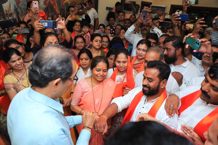 उद्धव ठाकरे यांनी या सगळ्यांना शिवबंधन बांधत पुष्पगुच्छ देऊन स्वागत केले. यावेळी शिवसेनेचे मुख्यनेते भास्कर जाधवही उपस्थित होते.