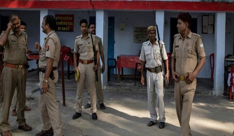 उत्तर प्रदेशातील ग्रेटर नोएडा येथील सेक्टर 155 मध्ये एका रिकाम्या प्लॉटमध्ये 26 वर्षीय महिलेचा मृतदेह आढळल्याने खळबळ उडाली आहे.