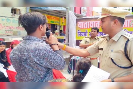 इथं पोलीस झाले केबीसीचे अमिताभ बच्चन, वाहतूक नियम मोडणाऱ्यांची घेतात 'शाळा'!