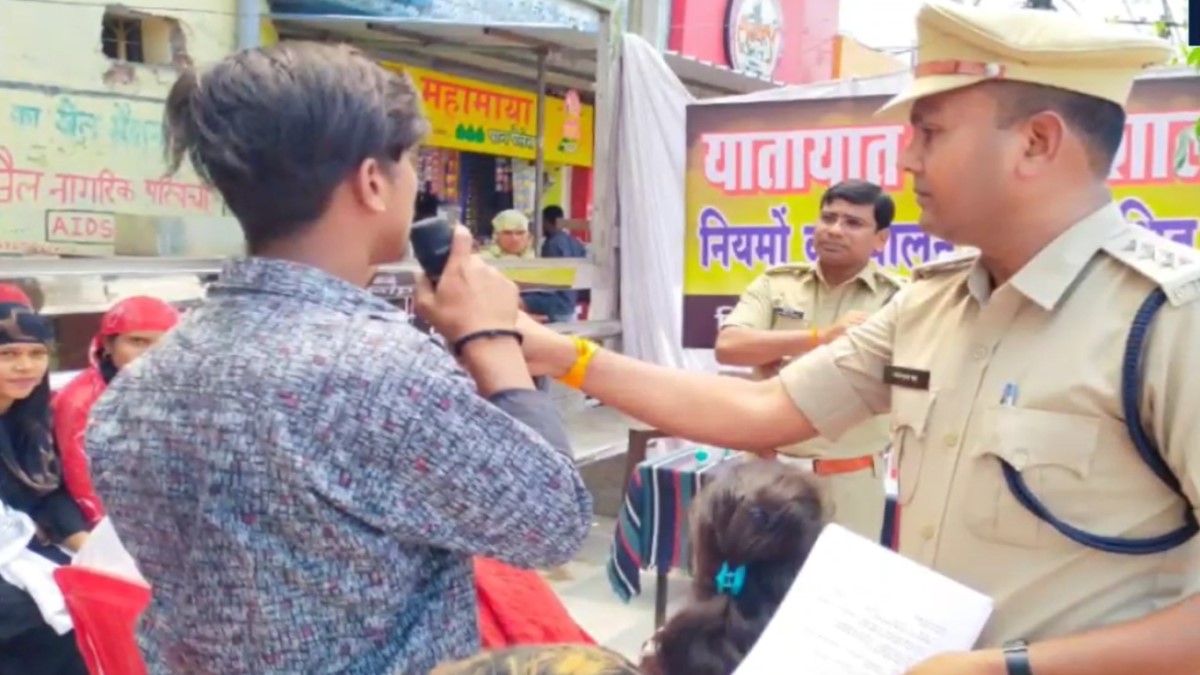 इथं पोलीस झाले केबीसीचे अमिताभ बच्चन, वाहतूक नियम मोडणाऱ्यांची घेतात 'शाळा'!