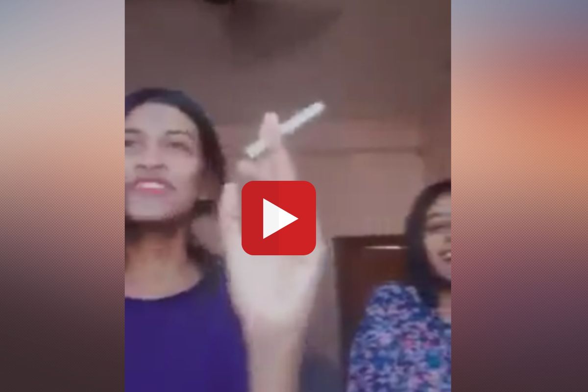 राष्ट्रगीताचा अपमान करणाऱ्या दोन तरुणी