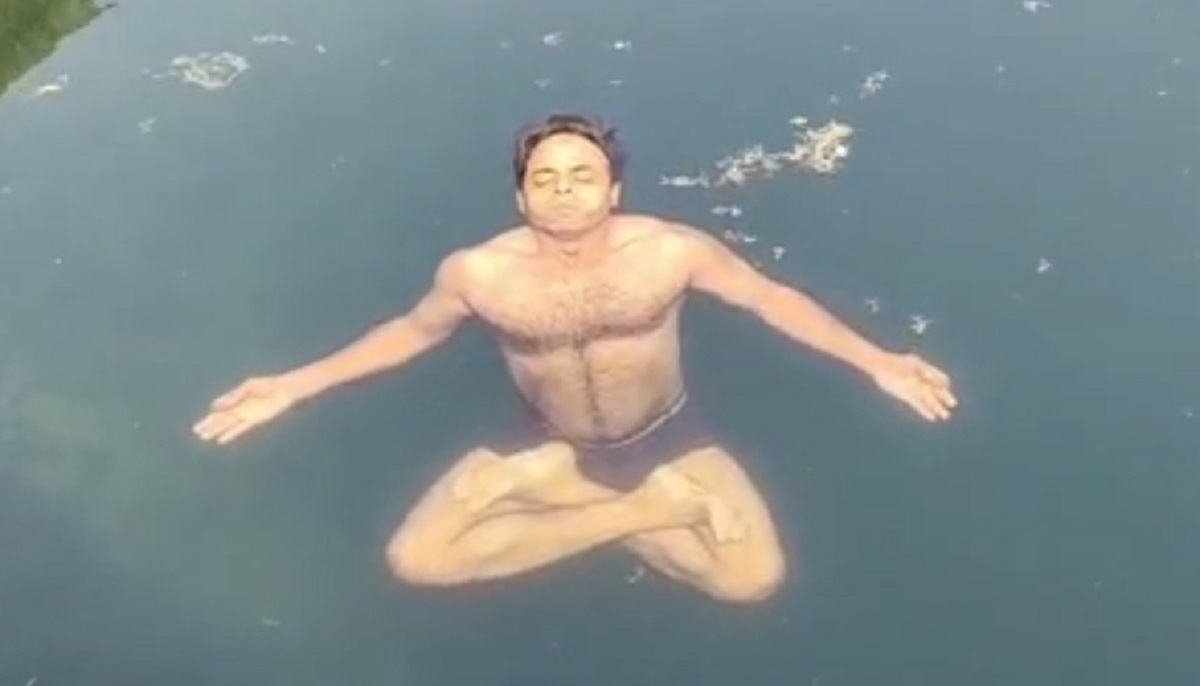 Fact Check : पाण्यावर तरंगणाऱ्या बाबाचा भांडाफोड, योग शिक्षकाने प्रात्यक्षिकच दाखवलं