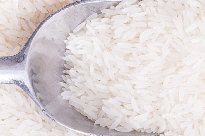 बासमती तांदूळ आणि खोटे तांदळू यांच्यामधील फरक लक्षात घेण्यासाठी तांदळाचे काही दाणे एका चमच्यामध्ये घ्या आणि ते पाण्यानं भरलेल्या वाटीमध्ये टाका. जर तांदळाचे दाणे खाली जावून बसले तर तो ओरिजनल तांदूळ आहे असे समजावे. जर ते दाणे वर तरंगले तर ते प्लॅस्टिक आहे असे समजावे. कारण प्लॅस्टिक पाण्यामध्ये बुडत नाही. 