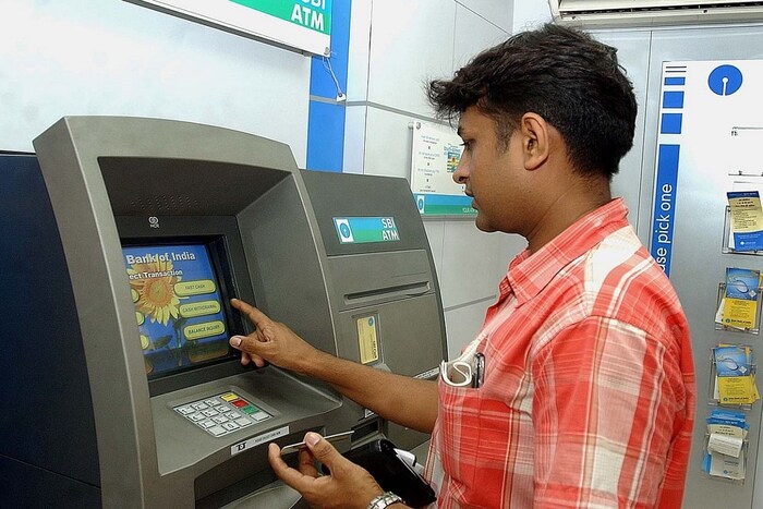 ATM मधून पैसे काढण्याचे नियम 1 मे पासून बदलले आहेत. जर तुम्ही ते न वाचताच पैसे काढत असाल तर सावधान तुमचं नुकसान होऊ शकतं. तुम्हाला दंड भरावा लागू शकतो. 