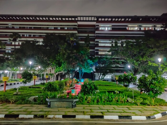 अनेकदा इंजिनीअरिंगची तयारी करणाऱ्या विद्यार्थ्यांना चांगल्या कॉलेजमधून शिक्षण घेण्याची इच्छा असते जेणेकरून प्लेसमेंट चांगली होईल. पण चांगले कॉलेज मिळण्याबरोबरच अभ्यासक्रमही असा असावा की, तो केल्यानंतर प्लेसमेंटच्या माध्यमातून चांगल्या पॅकेजसह नोकरी मिळू शकेल, अशी भीती विद्यार्थ्यांना वाटते. असेच एक महाविद्यालय म्हणजे इंडियन इन्स्टिट्यूट ऑफ टेक्नॉलॉजी, मद्रास (IIT मद्रास) ची रसायनशास्त्र शाखा आहे, जिथे 2022 च्या प्लेसमेंट सत्राच्या पहिल्या टप्प्यात 445 विद्यार्थ्यांना ठेवण्यात आले होते, त्यापैकी 25 विद्यार्थ्यांना एकापेक्षा जास्त पॅकेज मिळाले होते.