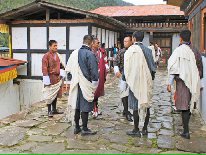 अनेकदा भूतानला भेट देणाऱ्या मुस्लिम पर्यटकांना मशीद कुठे आहे हे जाणून घ्यायचे असते. प्रवासादरम्यान नमाज अदा कुठे करावी असा प्रश्न त्यांच्यासमोर असतो. याचं उत्तर म्हणजे बुमथांगमध्ये अधिकृतपणे एक छोटी प्रार्थना कक्ष आहे, ज्यामध्ये मुस्लिम, शीख आणि ख्रिश्चनांना तीन स्वतंत्र खोल्यांमध्ये प्रार्थना करण्याची परवानगी आहे. तर पर्यटकांना त्यांच्या हॉटेलच्या खोल्यांमध्ये प्रार्थना करण्याची परवानगी आहे. (शटर स्टॉक)