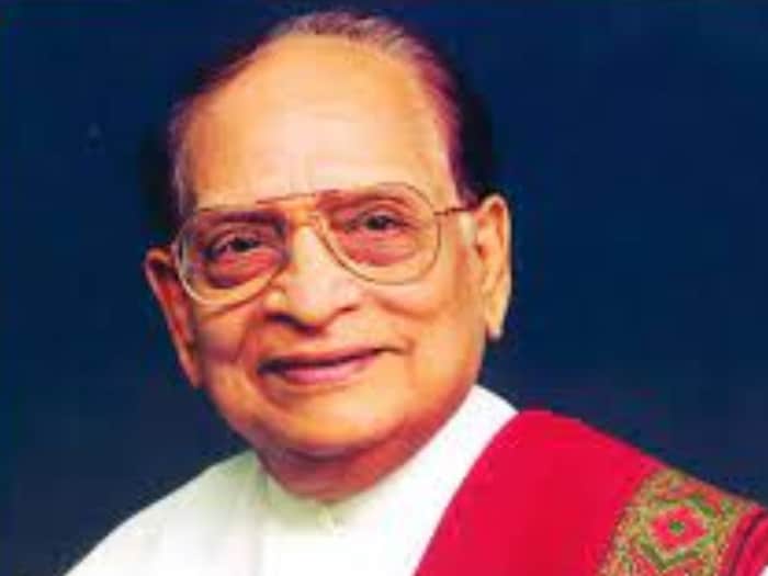 अल्लू अर्जुनचे आजोबा अल्लू रामलिंगय्या 1000 हून अधिक टॉलीवूड चित्रपटांमध्ये दिसले आहेत. त्यांना 1990 मध्ये पद्मश्री आणि 2001 मध्ये रघुपती व्यंकय्या पुरस्काराने सन्मानित करण्यात आलं आहे. ते एक प्रसिद्ध अभिनेता आणि विनोदी अभिनेता होते. 