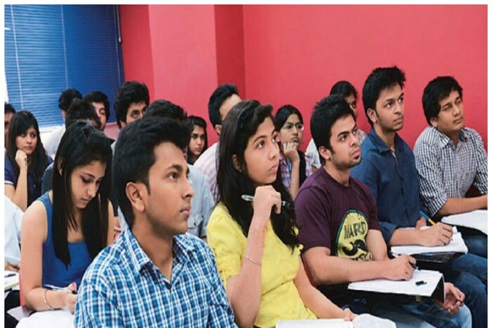 सरकारी नोकरीची तयारी करताना बरीच वर्षे गेली. परीक्षेचा प्रत्येक विषय तुमच्या टिप्सवर असतो, मग परीक्षेची तयारी करणारे विद्यार्थी कोचिंग देऊ शकतात. कोचिंग सेंटर उघडून तुम्ही पैसे कमवू शकता.