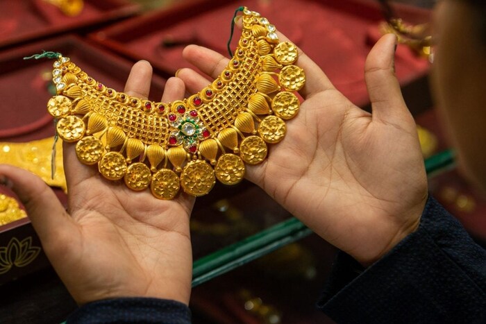 तुम्ही जर दागिने खरेदी करणार असाल किंवा तुमच्या बायकोला खास सरप्राईज द्यायचं असेल तर तुमच्यासाठी ही खास ऑफर आहे. विश्वास बसणार नाही पण 24 हजार रुपयांपर्यंत सूट मिळत आहे. 