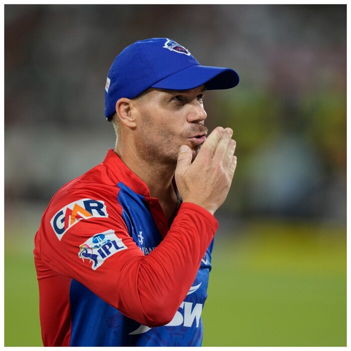 डेविड वॉर्नर दिल्लीकडून या मोसमात खेळणारा चौथा सगळ्यात महागडा खेळाडू आहे. वॉर्नरला दिल्लीने 6.25 कोटी रुपयांना विकत घेतलं. वॉर्नरने या मोसमात दिल्लीसाठी सर्वाधिक 330 रन केले आहेत, पण त्याचा स्ट्राईक रेट खराब आहे. वॉर्नरने 119.56 च्या स्ट्राईक रेटने बॅटिंग केली आहे. 