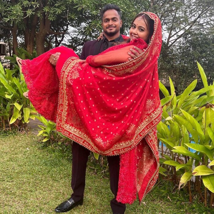 आता या प्रकरणात टिव्हीवरील प्रसिद्ध अभिनेत्री देवोलीना भट्टाचार्जीने (Devoleena Bhattacharjee) प्रतिक्रिया दिली आहे. याबाबत त्यांनी एक ट्विट केलं असून सध्या ते सोशल मीडियावर व्हायरल होत आहे.    