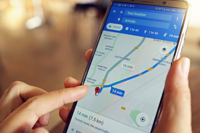 Google Maps Offline फीचर वापरण्यासाठी, सर्वात आधी आपल्या फोनवर Google Maps ओपन करा. यानंतर, स्क्रीनच्या टॉप राइट कॉर्नरवरुन प्रोफाइलवर टॅप करा.