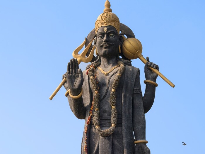 शनिवार हा न्यायदेवता शनिदेवाला समर्पित मानला जातो. या दिवशी शनिदेवाची विधीपूर्वक पूजा केली जाते. हिंदू धर्माच्या धर्मग्रंथात शनिदेवाला न्यायाधीश म्हटले आहे. शनिदेवाला न्याय देवता मानले गेले आहे. शनिदेवाची कृपा असेल तर व्यक्तीचे जीवन आनंदानं भरून जातं, परंतु शनिदेव जर एखाद्यावर कोपला तर त्याचे मोठे नुकसानही करतात. (इमेज क्रेडिट: कॅनव्हा)
