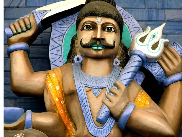 काळे तीळ आणि काळे उडीद : जर तुम्हाला पैशांशी संबंधित समस्यांचा सामना करावा लागत असेल तर काळे तीळ आणि काळे उडदाचे दान करणे खूप शुभ मानले जाते. शनिवारी संध्याकाळी 1.25 किलो काळे उडीद डाळ किंवा काळे तीळ एखाद्या गरीब व्यक्तीला दान करणे खूप फायदेशीर मानले जाते. असे मानले जाते की यामुळे शनिमुळे होणाऱ्या पैशाशी संबंधित समस्या सुटतील. (इमेज क्रेडिट: कॅनव्हा)