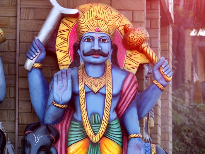 लोखंडी भांडी : शनिवारी लोखंडाचे दान करणे खूप शुभ मानले जाते. शनिवारी लोखंड खरेदी करणे शुभ मानले जात नाही, परंतु त्याचे दान केल्यास शनिदोषापासून मुक्ती मिळते. (इमेज क्रेडिट: कॅनव्हा)