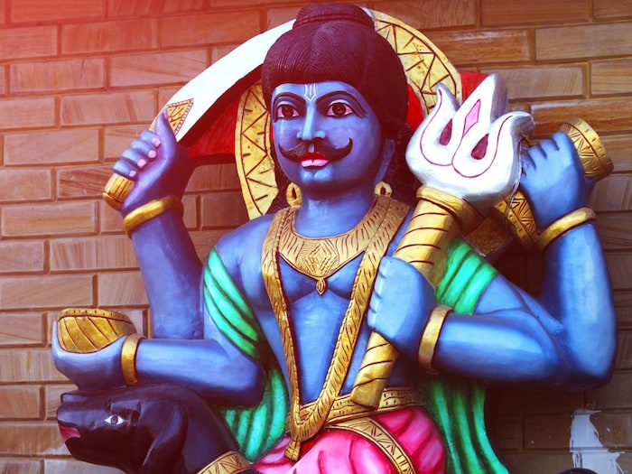 मोहरीचे तेल : शनिवारी मोहरीच्या तेलाचे दान करणे खूप फायदेशीर मानले जाते. या दिवशी मोहरी दान केल्यानं रखडलेली कामे पूर्ण होतात. यासाठी शनिवारी सकाळी लोखंडाच्या भांड्यात मोहरीचे तेल घेऊन त्यात एक नाणे टाकावे. मग ते एखाद्या गरीबाला दान करा किंवा पिंपळाच्या झाडाखाली ठेवा. यामुळे शनिदेव खूप प्रसन्न होतील. (इमेज क्रेडिट: कॅनव्हा)  (सूचना : येथे दिलेली माहिती धार्मिक श्रद्धेवर आधारित आहे. याला कोणताही शास्त्रीय पुरावा नाही. न्यूज 18 लोकमत त्याची हमी देत नाही.)