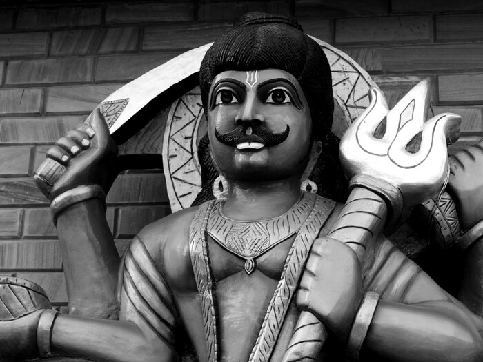 काळे कपडे आणि जोडे : शनिवारी काळे कपडे आणि जोडे दान करणे खूप शुभ मानले जाते. जर तुम्हाला आरोग्याशी संबंधित कोणत्याही समस्येचा सामना करावा लागत असेल तर तुम्ही काळे वस्त्र दान करावे. शनिवारी संध्याकाळी एखाद्या गरीब व्यक्तीला काळे कपडे आणि जोडे दान केल्यानं आरोग्यास लाभ होतो. (इमेज क्रेडिट: कॅनव्हा)