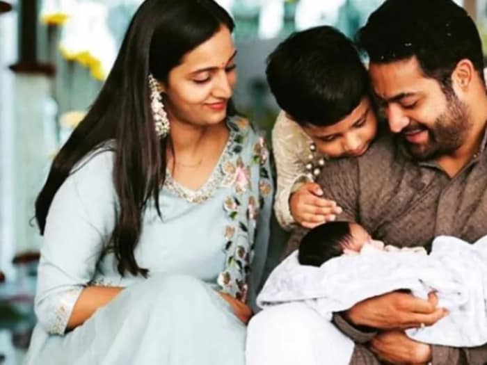 ज्यू. एनटीआर अर्थातच तारक बाकी स्टार्सपेक्षा खूप वेगळा आहे असं म्हटलं जातं. कारण त्याच्या आयुष्यात आधी लग्न आणि नंतर प्रेम झालं होतं. साऊथ सुपरस्टार, ज्युनियर एनटीआरने लक्ष्मी प्रणतीशी 5 मे 2011 रोजी लग्नगाठ बांधली होती.