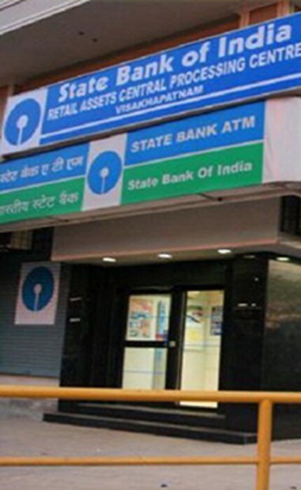 स्टेट बँक ऑफ इंडिया 7 दिवस ते 10 वर्षांच्या कालावधीसाठी 2 कोटी रुपयांपेक्षा कमी FD वर सर्वसामान्य नागरिकांसाठी 3% ते 7.10% (अमृत कलश ठेवीसह) दरम्यान व्याज दर देत आहे. SBI च्या अमृत कलश FD योजनेवर 400 दिवसांच्या कालावधीसाठी 7.10% दराने व्याज मिळतेय. ही योजना 30 जून 2023 पर्यंत वैध आहे.
