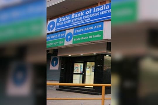 SBI ग्राहकांसाठी मोठी बातमी, बँकेच्या या निर्णयामुळे तुमचा खिसा होणार रिकामा