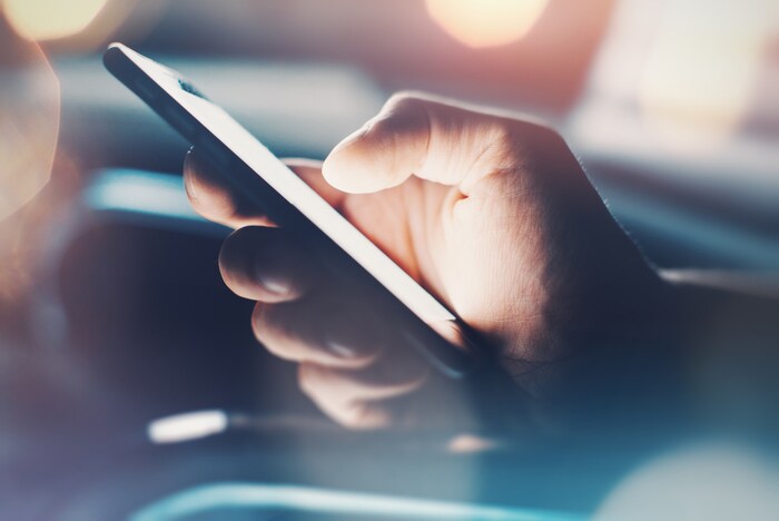 यानंतर आता तिसऱ्या पद्धतीमध्ये तुम्हाला सेटिंगमध्ये जाऊन About Phone वर जावं लागेल. यानंतर तुम्हाला Software Information चा ऑप्शन मिळेल. यानंतर तुम्हाला बिल्ड नंबरवर 7 वेळा टॅप करावे लागेल. यामुळे तुमच्या फोनमधील Developer Option ऑन होईल.