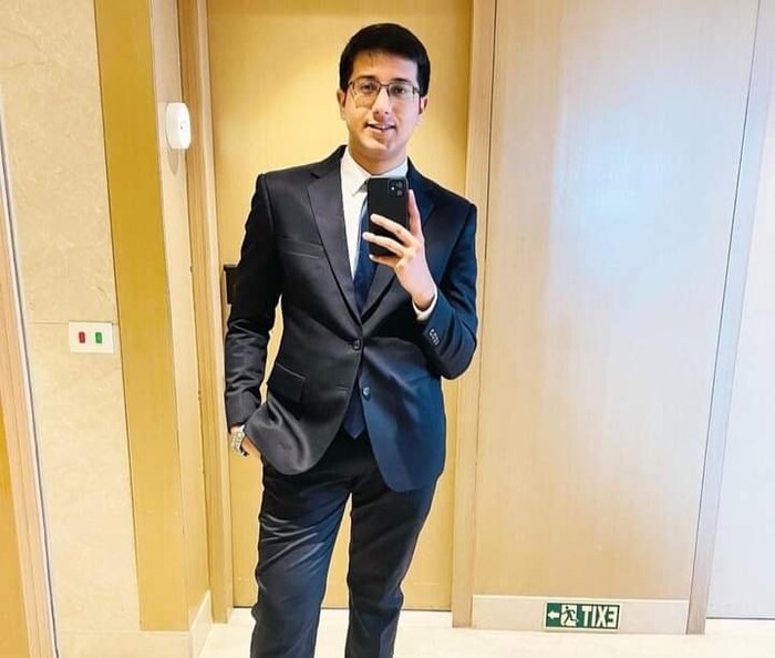 हजारिका हे व्यवसायाने डॉक्टर आहेत, त्यांनी गुवाहाटी मेडिकल कॉलेज आणि हॉस्पिटलमधून एमबीबीएस पूर्ण केलंय. हजारिका यांनी निकालानंतर सांगितले की, आपण यूपीएससीची स्मार्ट पद्धतीने तयारी केली होती, पण इतकी चांगली रँक मिळेल, अशी अपेक्षा नव्हती. (ट्विटर)