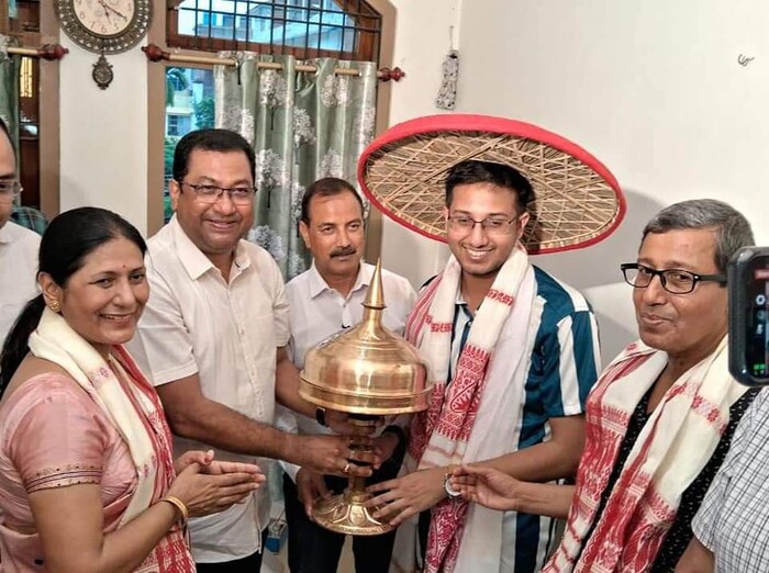 माध्यमांशी बोलताना हजारिक यांनी सांगितले की, मला चांगल्या रँकची अपेक्षा नव्हती. पण, मी रिझल्टने खूप आनंदी आहे. UPSC ची तयारी त्यांनी खूप छान केली होती. प्रिलिमच्या तयारीसाठी त्यांनी निवडक नोट्स तयार केल्या आणि विषयनिहाय अभ्यास केला. त्यांनी सांगितले की माझे पहिले प्राधान्य भारतीय विदेश सेवा (IFS) होते, जे मला मिळेल. (ट्विटर)