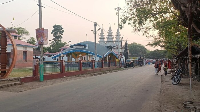 संत लक्ष्मीनाथ गोसाई यांची कर्मभूमी असलेल्या बनगावमधून आतापर्यंत पाच डझनपेक्षा जास्त जणांनी युपीएससी परीक्षा पास केल्याचं सांगितलं जातं. एवढच नाही तर गावात डॉक्टर, इंजिनिअर आणि बीडीओ-सीओ देखील मोठ्या प्रमाणावर आहेत. 