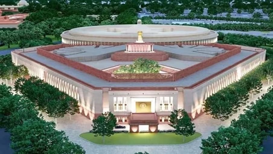 नवीन संसदेच्या उद्घाटनाची निमंत्रणे प्रत्यक्ष पाठवण्यात आली आहेत तसेच ई-निमंत्रणेही पाठवण्यात आली आहेत. सूत्रांनी एएनआयला सांगितले की, दोन्ही सभागृहातील सदस्यांव्यतिरिक्त लोकसभेचे माजी अध्यक्ष आणि राज्यसभेच्या माजी अध्यक्षांनाही निमंत्रणे पाठवण्यात आली आहेत. सर्व मुख्यमंत्र्यांनाही उद्घाटन सोहळ्याला उपस्थित राहण्याचे निमंत्रण देण्यात आले आहे. भारत सरकारच्या सर्व मंत्रालयांच्या सचिवांनाही निमंत्रणे पाठवण्यात आली आहेत. (पीआयबी इंडिया फोटो)