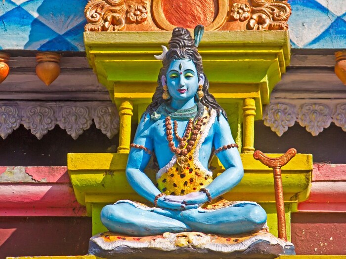 पौराणिक मान्यतेनुसार, विष प्यायल्याने भगवान भोलेनाथांचे शरीर खूप गरम होऊ लागले. त्यामुळे त्यांना थंडावा देण्याची नितांत गरज होती. विषामुळे त्यांचे संपूर्ण शरीर उग्र होऊ लागले. तेव्हा चंद्राबरोबरच इतर देवांनी त्यांना शीतलतेसाठी डोक्यावर चंद्र धारण करण्यास सांगितले. (इमेज क्रेडिट: कॅनव्हा)