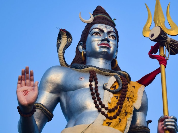 देवतांच्या प्रार्थनेवर भगवान महादेवांनी त्यांच्या डोक्यावर चंद्र ठेवला, त्यामुळे त्यांचे शरीर थंड राहते. श्वेत चंद्र खूप शीतल मानला जातो. चंद्राकडून संपूर्ण विश्वाला शीतलता प्रदान होते. या कारणास्तव शंकराने त्याला डोक्यावर बसवले. (इमेज क्रेडिट: कॅनव्हा)