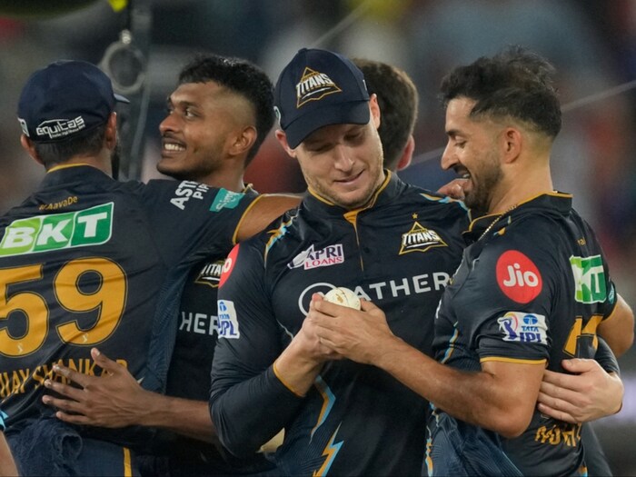 गुजरात टायटन्सने सलग दुसऱ्या आयपीएल हंगामात जबरदस्त कामगिरी केली आहे. हार्दिक पांड्याच्या नेतृत्वाखाली यंदाही फायनलमध्ये धडक मारली आहे. गुजरातने क्वालिफायर 2 सामन्यात मुंबई इंडियन्सला 62 धावांनी हरवलं. आता चेन्नईविरुद्ध अंतिम सामना होणार आहे. शुभमन गिलच्या शतकाच्या जोरावर गुजरातने 233 धावा केल्या. तर मुंबईच्या संघाला 171 धावात गुंडाळलं.