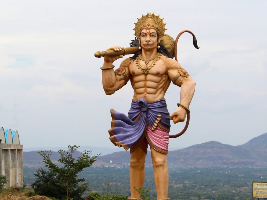 रामायणात हनुमानाविषयी अतिशय बलवान मनुष्य असे वर्णन आहे. हनुमान आपले शरीर विराट बनवू शकतो. हनुमान खांद्यावर जानवं धारण करतात. हनुमान डोक्यावर सोन्याचा मुकुट आणि हातात गदा धारण करतो. वाल्मिकी रामायणात या पृथ्वीवर अमरत्व प्राप्त केलेल्या सात लोकांमध्ये कलियुगाचे आराध्य दैवत हनुमानाचाही समावेश असल्याचे नमूद केले आहे. हनुमानाला अनेक नावांनी ओळखलं जातं. प्रत्येक नावामागे काही पौराणिक कथा सांगितल्या जातात. 