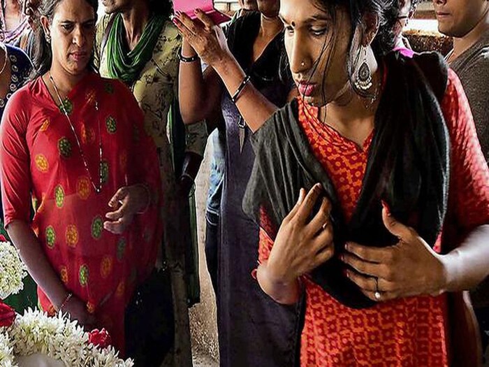 त्यांच्या अंत्ययात्रेत इतर कोणत्याही समुदायाच्या लोकांना सहभागी होण्याची परवानगी नाही. त्यांच्या अंत्यसंस्कारात त्यांच्या बंधुभगिनींनाच सहभागी होता येते हा या समाजाचा नियम आहे. वास्तविक या समाजाला आपले अंत्यसंस्कार सर्वसामान्यांच्या नजरेपासून दूर ठेवायचे आहेत. त्यामुळेच एखाद्या षंढाचा मृत्यू झाला की रात्रीच त्याची अंत्ययात्रा काढली जाते.