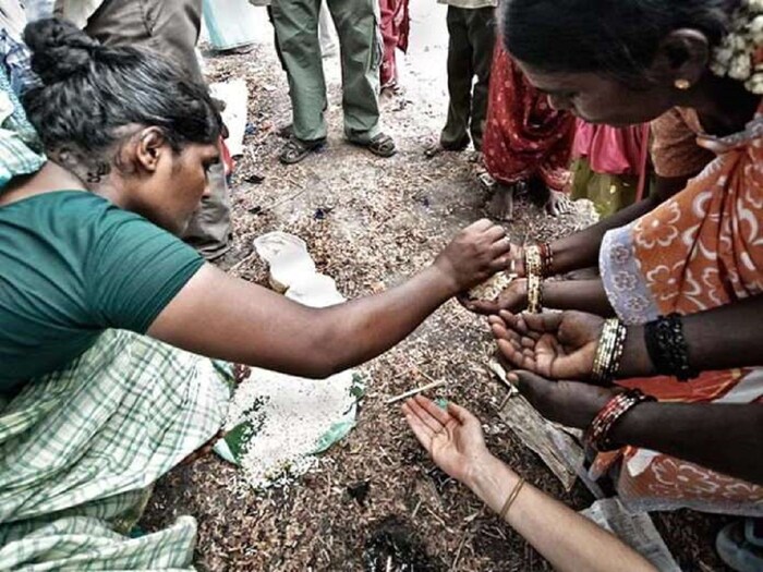 सामान्यपणे एखाद्याचा मृत्यू झाला की त्याची अंत्ययात्रा दिवसा काढली जाते. विशेषतः हिंदू धर्मात हा अत्यंत महत्त्वाचा नियम आहे. किन्नर समाजही फक्त हिंदू धर्मावर विश्वास ठेवतो. पण जेव्हा अंत्यसंस्काराची वेळ येते तेव्हा ते रात्रीची वेळ निवडतात.