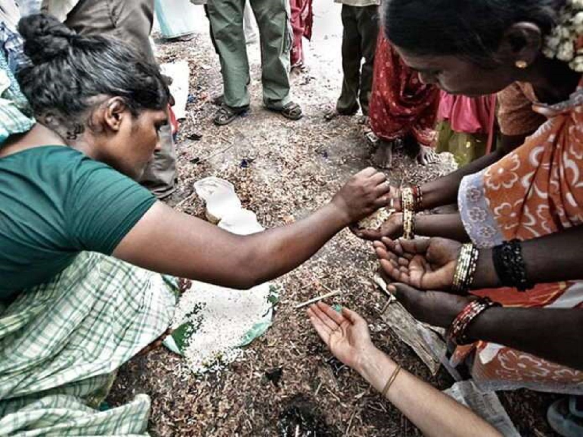 सामान्यपणे एखाद्याचा मृत्यू झाला की त्याची अंत्ययात्रा दिवसा काढली जाते. विशेषतः हिंदू धर्मात हा अत्यंत महत्त्वाचा नियम आहे. किन्नर समाजही फक्त हिंदू धर्मावर विश्वास ठेवतो. पण जेव्हा अंत्यसंस्काराची वेळ येते तेव्हा ते रात्रीची वेळ निवडतात.