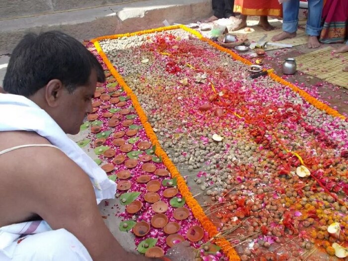 किन्नर समाज इतर लोकांना प्रगती आणि आनंदासाठी आशीर्वाद देतो. पण स्वत:साठी हे लोक एकच आशीर्वाद मागतात. जगातील प्रत्येक किन्नर पुढच्या जन्मी किन्नर म्हणून जन्माला येऊ नये, अशी प्रार्थना देवाकडे करतो.