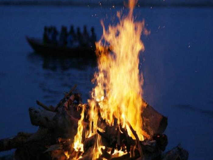 एखाद्या किन्नरचा मृत्यू झाला तर अंत्ययात्रेत कोणीही रडत नाही. अश्रू ढाळण्यास मनाई आहे. किन्नरमध्ये पापी जन्माला येतात. त्यामुळे यातून मरण म्हणजे नरकसदृश जगातून मुक्ती मिळाल्याचा आनंद साजरा केला जातो.